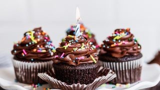 easy_chocolate_birthday_cupcakes_fork_knife_swoon_01-320x180-2
